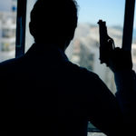 Ragazzi schiamazzano, lui spara tre volte