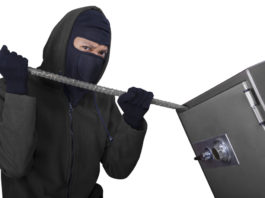 Ritrovata nel Mincio una cassaforte piena di armi Ritrovata nel Mincio una cassaforte piena di armi