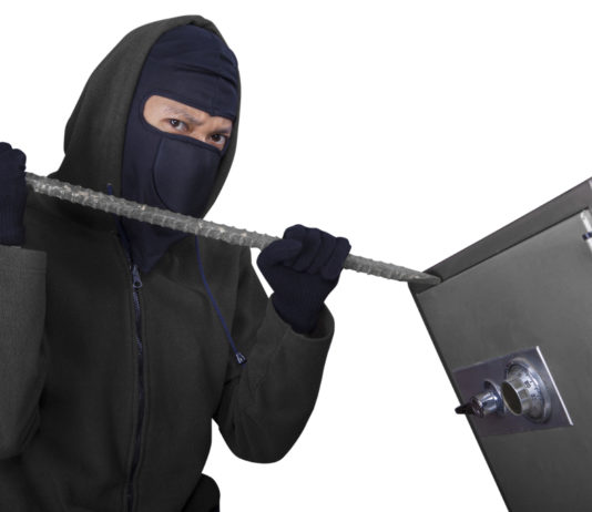 Ritrovata nel Mincio una cassaforte piena di armi Ritrovata nel Mincio una cassaforte piena di armi