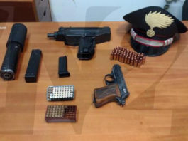 Armi nella scatola da scarpe, un arresto