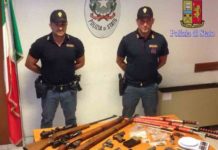 Rubavano armi, li avevano scambiati per operai