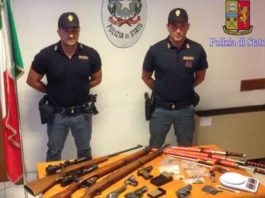 Rubavano armi, li avevano scambiati per operai