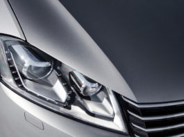 Si siede sul cofano di un’auto, lo minacciano con un’arma clandestina