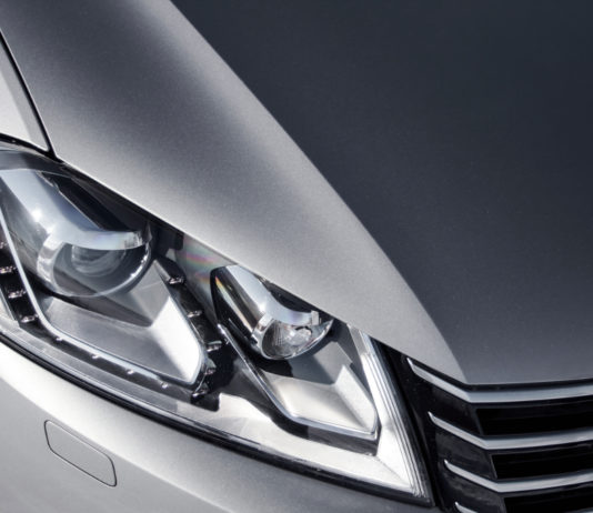 Si siede sul cofano di un’auto, lo minacciano con un’arma clandestina