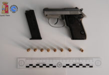 Tenevano le armi in camera da letto, denunciata coppia senese