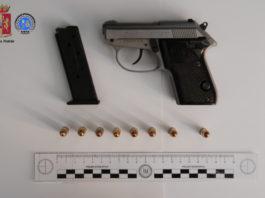 Tenevano le armi in camera da letto, denunciata coppia senese