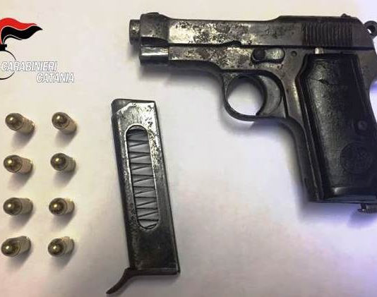 Vede i carabinieri, nasconde pistola sotto auto in sosta