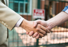 Vende casa dimenticandosi un fucile dentro