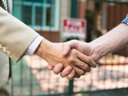 Vende casa dimenticandosi un fucile dentro