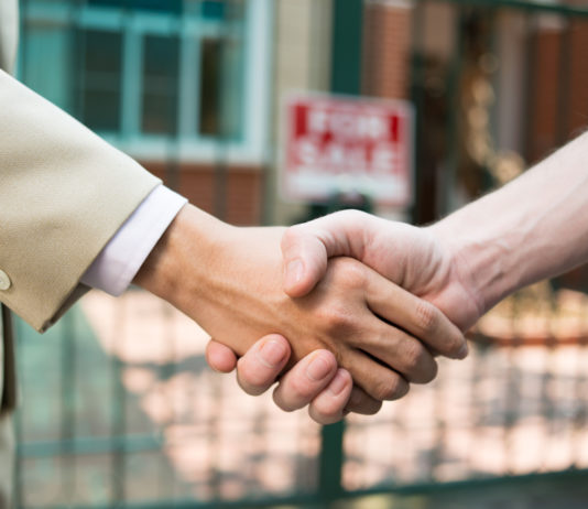 Vende casa dimenticandosi un fucile dentro