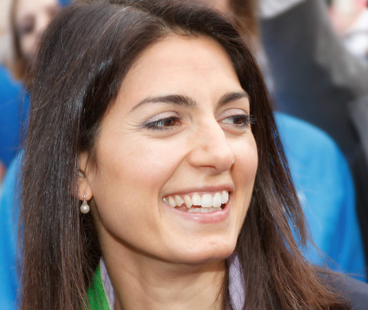 La Capitale vende le armi della polizia locale Virginia Raggi