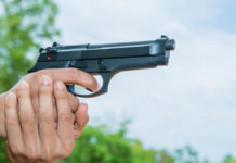 Cerca di riscuotere un credito di 150.000 euro impugnando la pistola da tiro