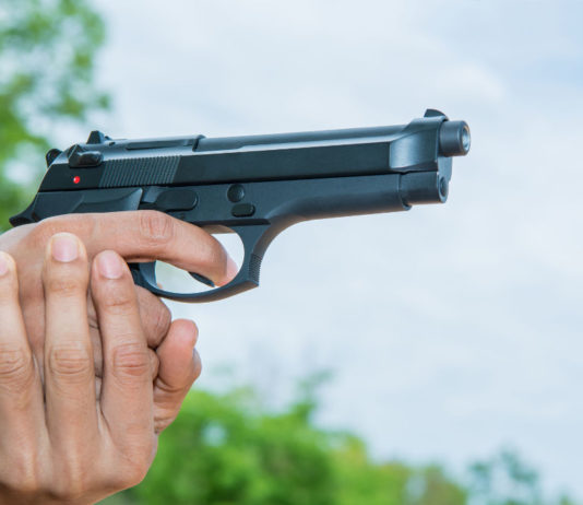 Cerca di riscuotere un credito di 150.000 euro impugnando la pistola da tiro