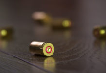 Il padre ha comportamento aggressivo, via le armi al figlio