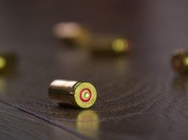 Il padre ha comportamento aggressivo, via le armi al figlio