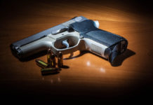 Difende una donna con pistola non denunciata, guai per un commerciante livornese