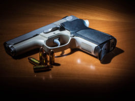 Difende una donna con pistola non denunciata, guai per un commerciante livornese