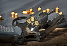 Litiga col cliente e lo colpisce col calcio della pistola