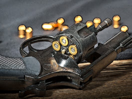 Litiga col cliente e lo colpisce col calcio della pistola