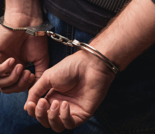Litiga per strada, fa insospettire i carabinieri: nascondeva doppietta con le canne segate