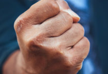 Litiga con i vicini per una servitù prediale e perde il porto d’armi Litigio con vicini