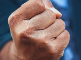 Litiga con i vicini per una servitù prediale e perde il porto d’armi Litigio con vicini