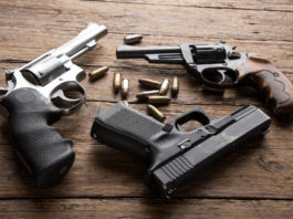 Nasconde armi nella legnaia, arrestato ottantenne