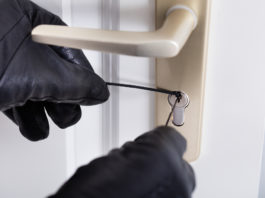 Nettuno, portano via fuciliera murata