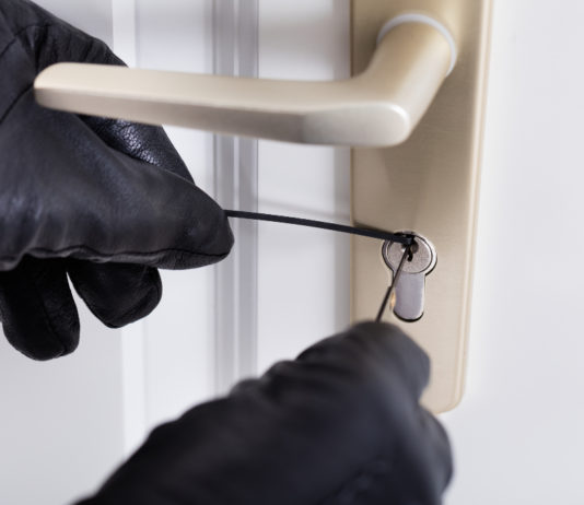 Nettuno, portano via fuciliera murata