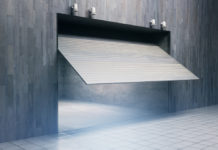 Pensano di trovare un ladro, scoprono le armi illegali del proprietario