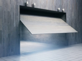 Pensano di trovare un ladro, scoprono le armi illegali del proprietario