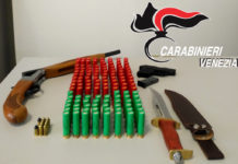 Rissa nel bar, spunta fucile a canne mozze v