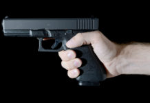 Rumore sotto le finestre, scende per strada con la pistola in pugno