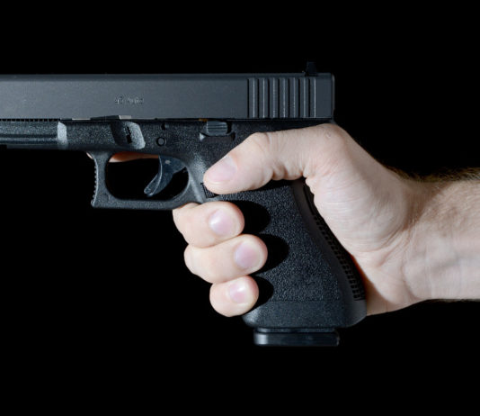 Rumore sotto le finestre, scende per strada con la pistola in pugno