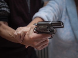 Sottrae pistola a vigile e spara per strada Sparatoria in via Marconi a Firenze: un sudanese di diciotto anni ha sottratto l'arma di servizio a un agente della polizia municipale e ha fatto fuoco.