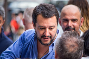 Nel corso di un incontro al Caffè della Versiliana, Matteo Salvini ha annunciato che sulla legittima difesa basta una legge di una riga.