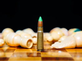 Aggredito in un bar, si toglie proiettile dai denti e impugna la pistola