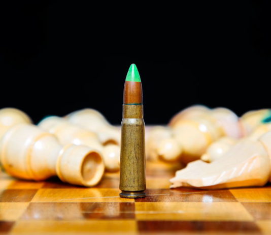 Aggredito in un bar, si toglie proiettile dai denti e impugna la pistola