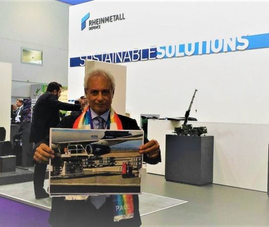 Blitz di senatore Cinque Stelle a fiera delle armi