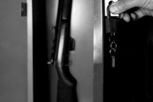 San Cataldo (Caltanissetta): si è costituito il diciannovenne che ha indicato ai carabinieri dove ritrovare le armi rubate in un appartamento.