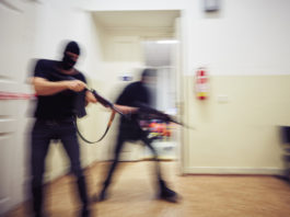 Esercitazione antiterrorismo: insieme polizia e carabinieri Esercitazione antiterrorismo insieme polizia e carabinieri