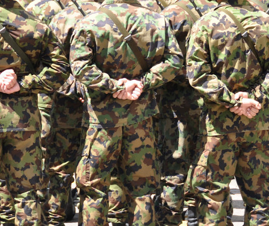 Nessun problema sulle armi in casa, c’è chi dice sì Esercito svizzero