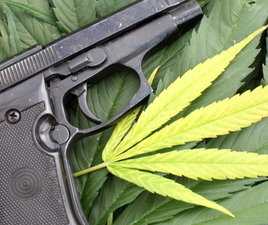 Lo trovarono con cinque grammi di hashish: dieci anni per avere il porto d’armi