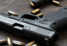 Se film e televisione influenzano la mentalità sulle armi Gun on wood