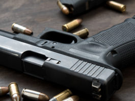 Se film e televisione influenzano la mentalità sulle armi Gun on wood