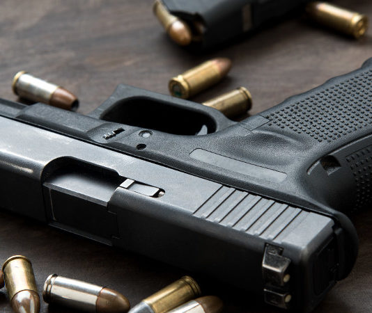 Se film e televisione influenzano la mentalità sulle armi Gun on wood