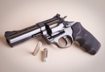 La pistola non era del nonno defunto, scattano le denunce