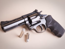 La pistola non era del nonno defunto, scattano le denunce