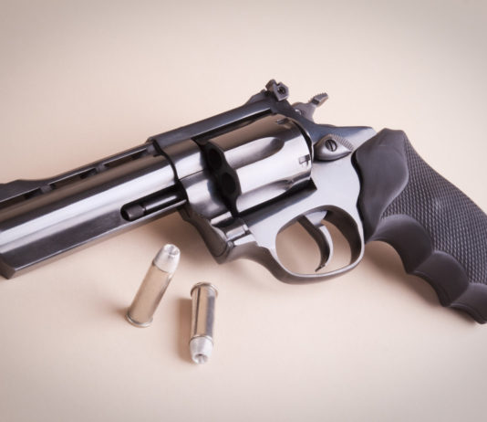 La pistola non era del nonno defunto, scattano le denunce