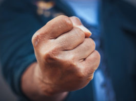 Parte un colpo dalla pistola di un poliziotto aggredito dal vicino